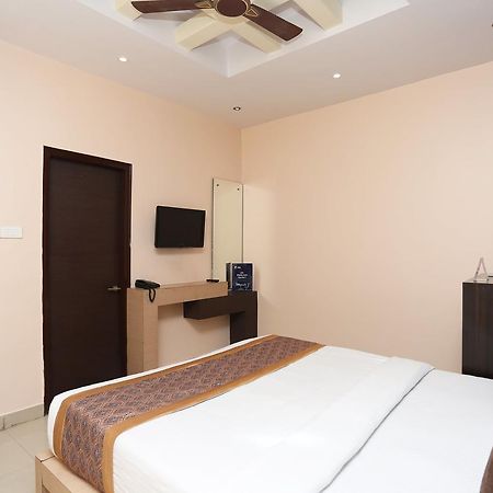 Oyo 11596 Sanjay Guest House Канпур Экстерьер фото
