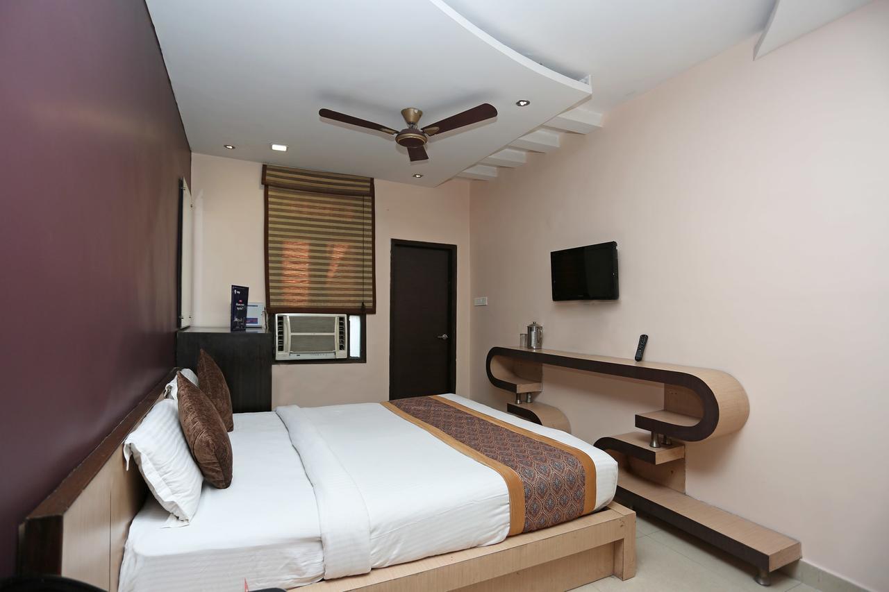 Oyo 11596 Sanjay Guest House Канпур Экстерьер фото