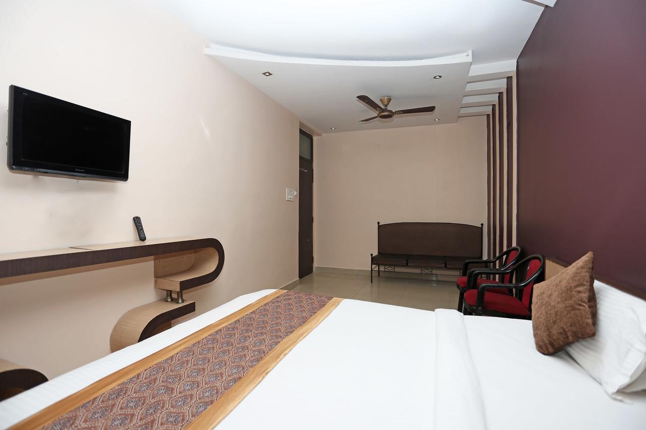 Oyo 11596 Sanjay Guest House Канпур Экстерьер фото