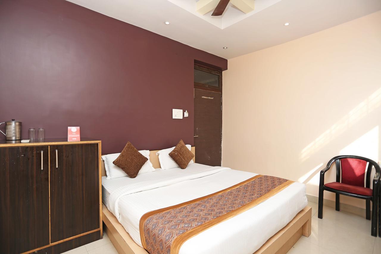 Oyo 11596 Sanjay Guest House Канпур Экстерьер фото